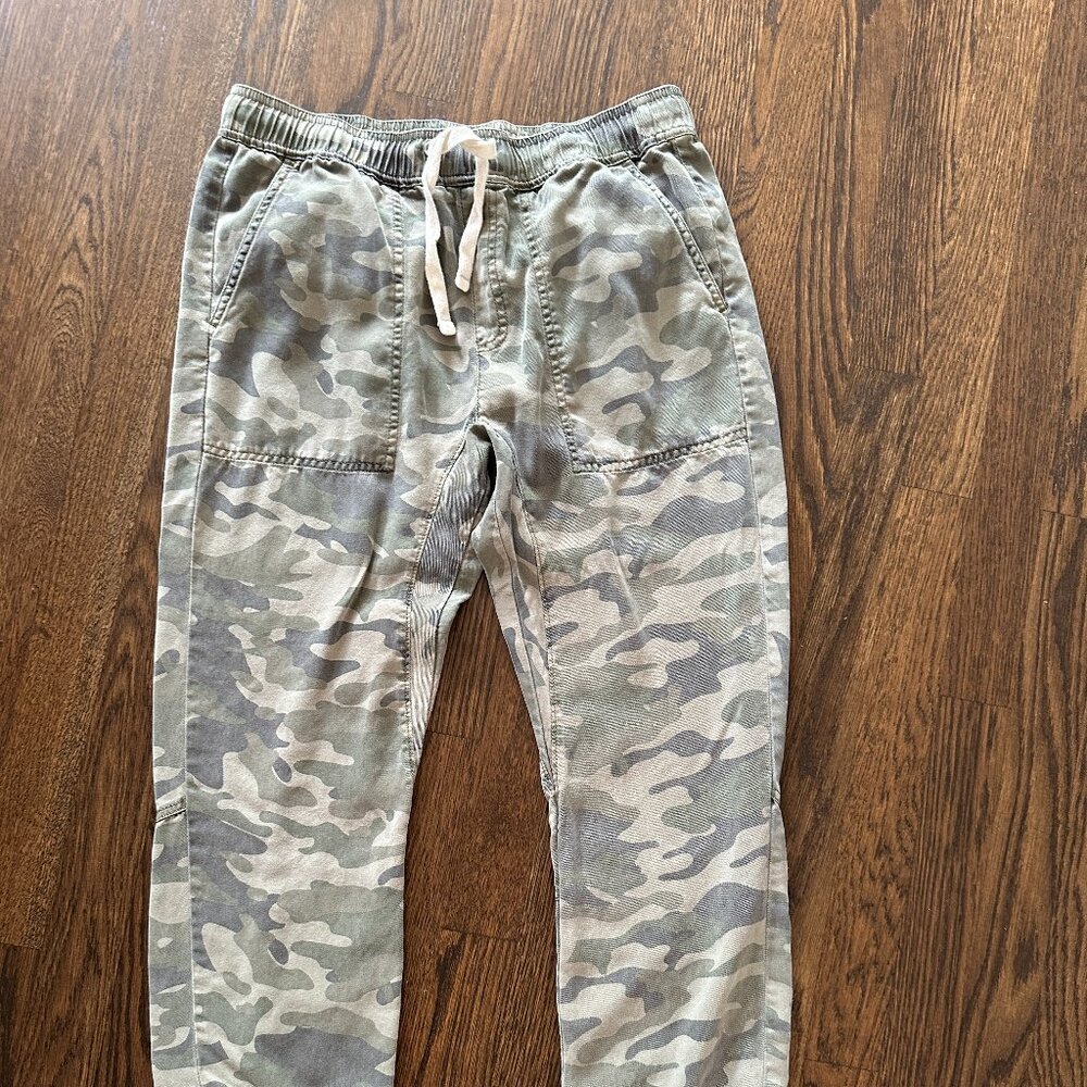 Pam & Gela Cropped Camo Jogger | Lace up ankle detail | Sz Small